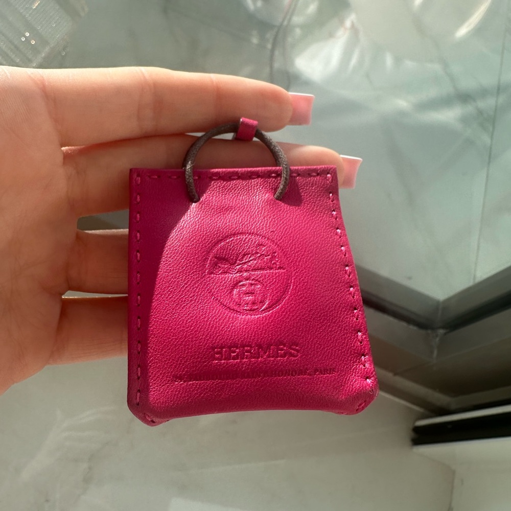 HERMES
Milo Lambskin Swift Shopping Bag
Charm Rose Mexico